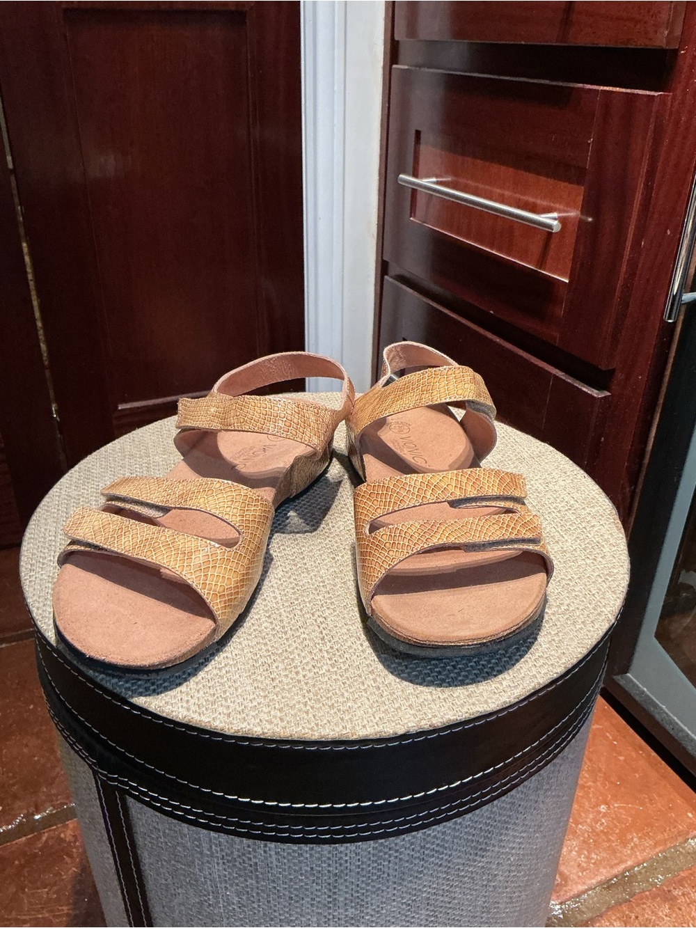 Vionic Women's Tan Textured Strappy Sandals